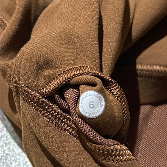 Women’s size 6 lululemon athletica Brown Crop Top - Picture 3 of 3